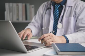 Professionnel de santé travaillant sur son ordinateur portable